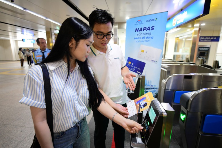 Thẻ NAPAS chính thức được triển khai trên tuyến Metro Số 1 TPHCM- Ảnh 2.