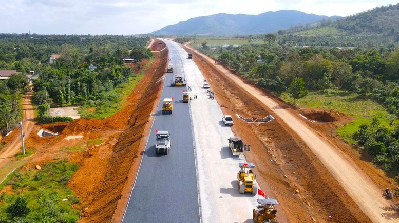 Hoàn thành 20km cao tốc Khánh Hoà - Buôn Ma Thuột trước 19/12
- Ảnh 1.