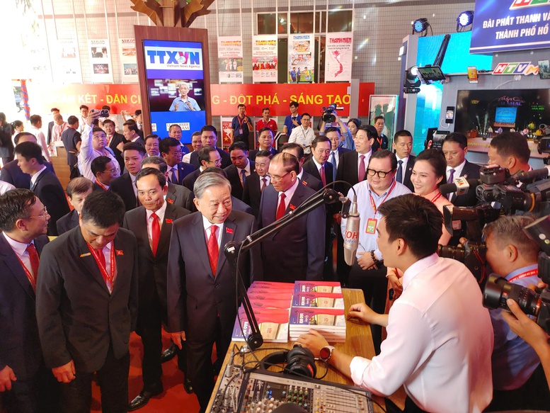 Tổng Bí thư Tô Lâm tham quan Triển lãm Thành tựu Báo chí - Xuất bản - Ảnh 2.
