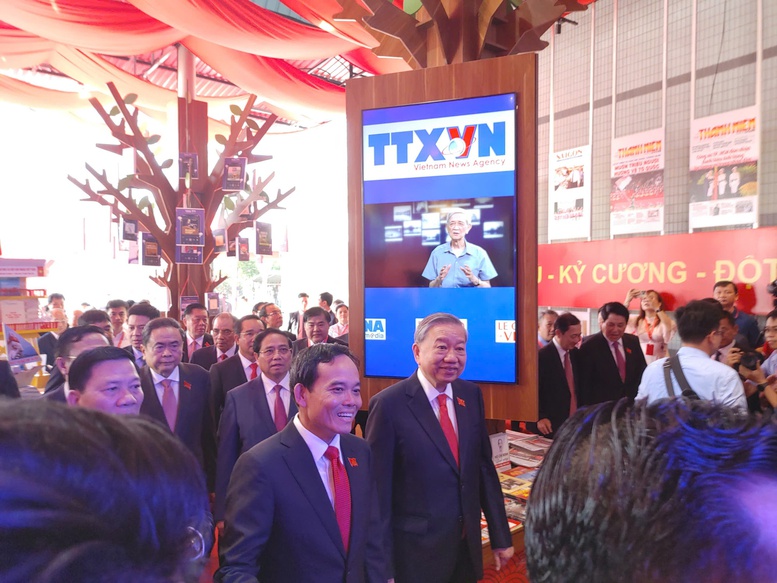Tổng Bí thư Tô Lâm tham quan Triển lãm Thành tựu Báo chí - Xuất bản - Ảnh 4.