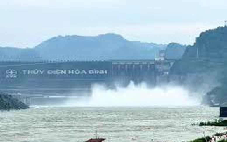 Mở một cửa xả đáy hồ thủy điện Hòa Bình
