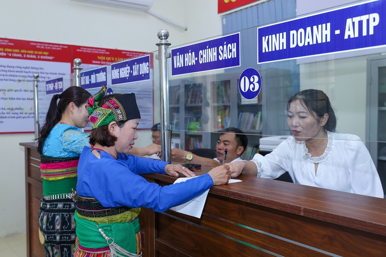 Thủ tướng kiểm tra trung tâm phục vụ hành chính công tại xã miền núi Thanh Hóa- Ảnh 5.