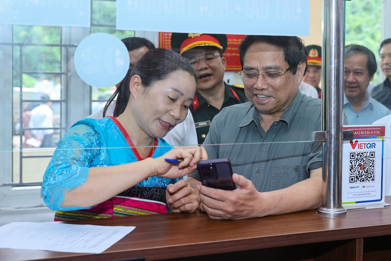 Thủ tướng kiểm tra trung tâm phục vụ hành chính công tại xã miền núi Thanh Hóa- Ảnh 4.