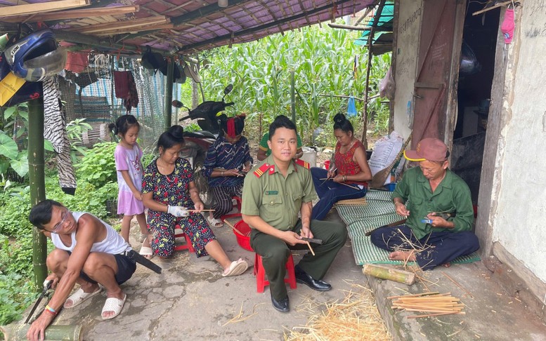 Thượng sĩ trẻ và ‘xóm chạy thận’: Gói ghém hy vọng trong từng bó đũa tre