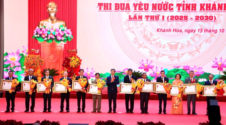 Khánh Hòa: Tôn vinh những 'lá cờ đầu' trong phong trào thi đua yêu nước- Ảnh 1.