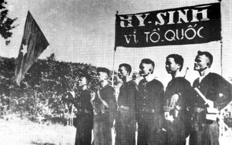 Ấm tình quân dân trong mưa lũ- Ảnh 7. LLVT Quân khu 5: 80 năm sắt son lời thề hy sinh vì Tổ quốc