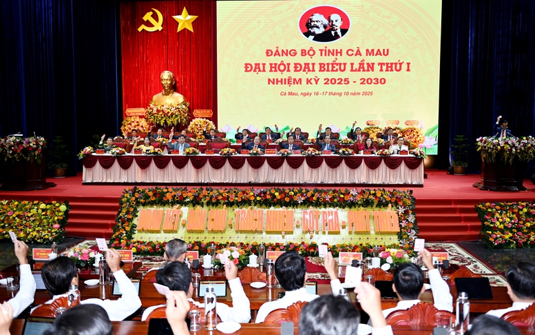 Cà Mau đồng hành cùng doanh nghiệp: Bứt phá từ cải cách và niềm tin đầu tư- Ảnh 4. Đại hội Đảng bộ tỉnh Cà Mau: Xác định tăng tốc phát triển nông nghiệp xanh, hiện đại và bền vững