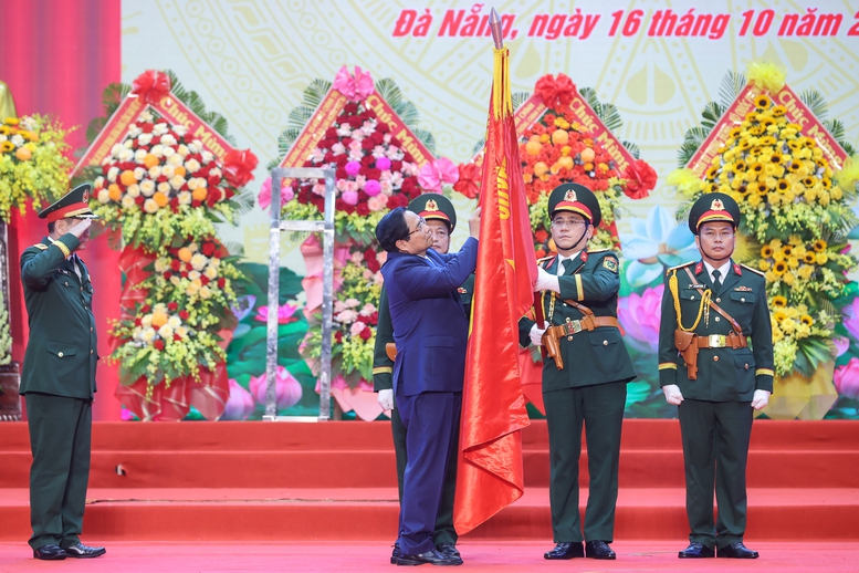Thủ tướng: Xây dựng lực lượng Quân khu 5 cách mạng, chính quy, tinh nhuệ, hiện đại, là lực lượng nòng cốt trên địa bàn chiến lược của Tổ quốc- Ảnh 5.