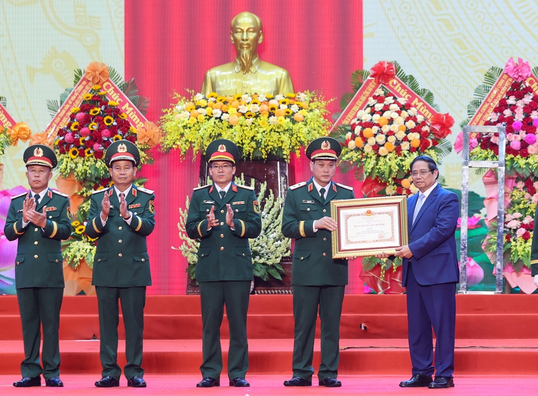 Thủ tướng: Xây dựng lực lượng Quân khu 5 cách mạng, chính quy, tinh nhuệ, hiện đại, là lực lượng nòng cốt trên địa bàn chiến lược của Tổ quốc- Ảnh 6.
