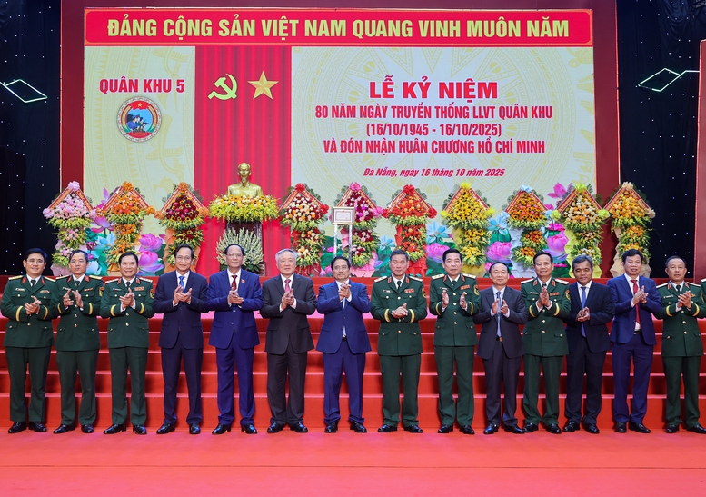 Thủ tướng: Xây dựng lực lượng Quân khu 5 cách mạng, chính quy, tinh nhuệ, hiện đại, là lực lượng nòng cốt trên địa bàn chiến lược của Tổ quốc- Ảnh 7.