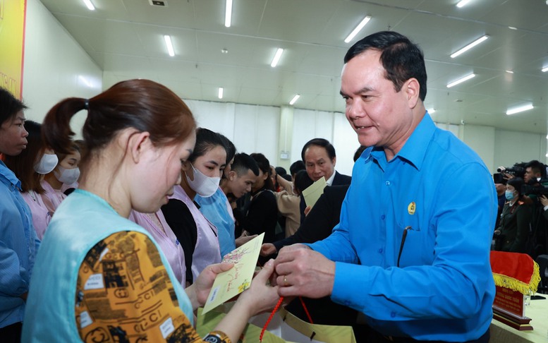Công đoàn hỗ trợ người lao động khó khăn 1,3 triệu đồng dịp Tết Bính Ngọ