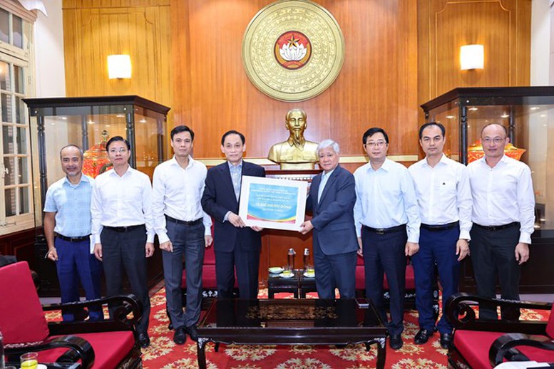 MTTQ Việt Nam tiếp nhận 12 tỷ đồng từ Bộ Ngoại giao và cộng đồng người Việt Nam ở nước ngoài ủng hộ đồng bào bị ảnh hưởng bởi bão lũ- Ảnh 1.