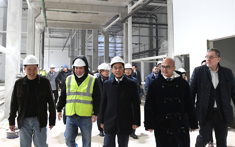 Phó Thủ tướng Bùi Thanh Sơn thăm nhà máy sữa tươi của Tập đoàn TH tại Nga