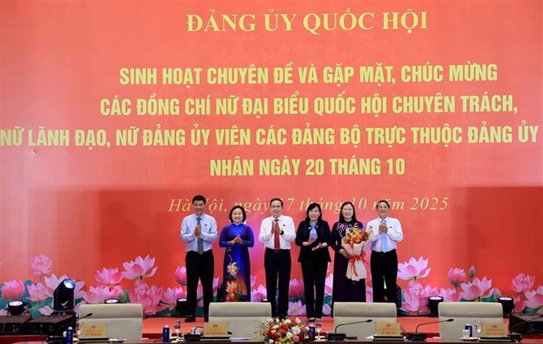 Chủ tịch Quốc hội Trần Thanh Mẫn gặp mặt nữ đại biểu Quốc hội, nữ lãnh đạo thuộc Đảng ủy Quốc hội- Ảnh 2.