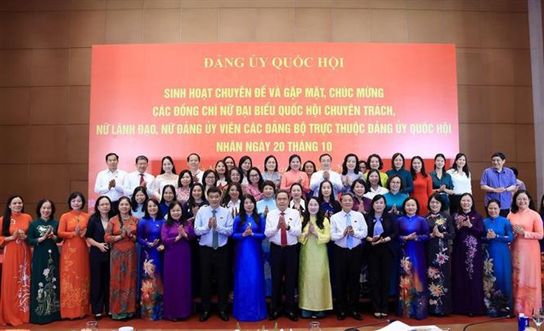Chủ tịch Quốc hội Trần Thanh Mẫn gặp mặt nữ đại biểu Quốc hội, nữ lãnh đạo thuộc Đảng ủy Quốc hội- Ảnh 3.