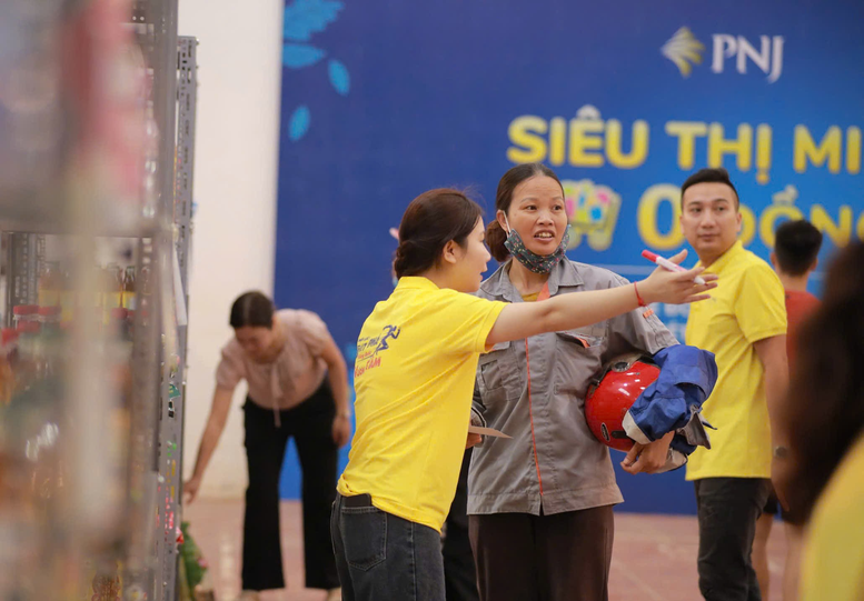 PNJ triển khai 'Siêu thị mini 0 đồng': Hỗ trợ đồng bào chịu thiệt hại do bão lũ- Ảnh 1.