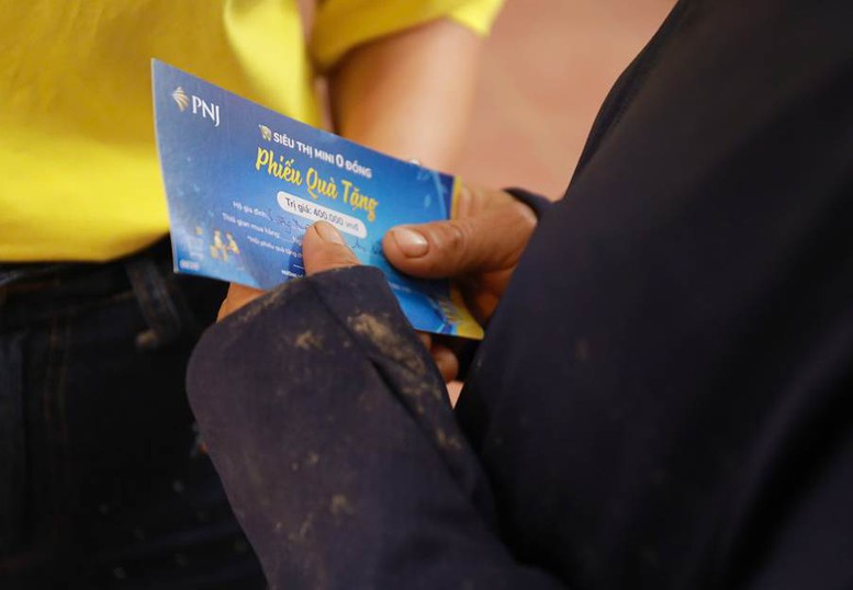 PNJ triển khai 'Siêu thị mini 0 đồng': Hỗ trợ đồng bào chịu thiệt hại do bão lũ- Ảnh 2.