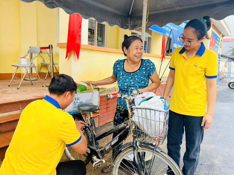 PNJ triển khai 'Siêu thị mini 0 đồng': Hỗ trợ đồng bào chịu thiệt hại do bão lũ- Ảnh 3.