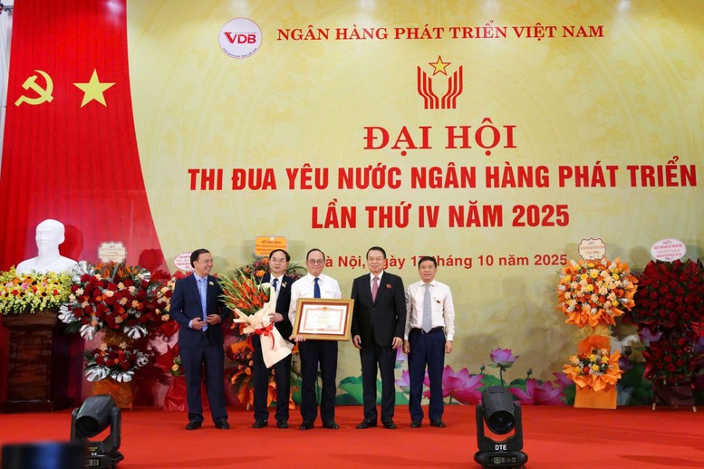 Ngân hàng Phát triển Việt Nam: Thi đua yêu nước – Động lực phát triển bền vững- Ảnh 1. Ngân hàng Phát triển Việt Nam: Thi đua yêu nước – Động lực phát triển bền vững- Ảnh 1.