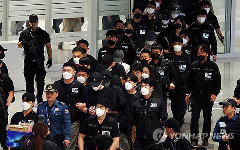 Phá đường dây lừa đảo trực tuyến: Campuchia bàn giao, hồi hương 64 công dân Hàn Quốc