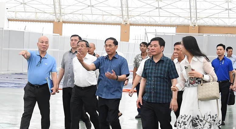 Đẩy nhanh tiến độ thi công các gian hàng Hội chợ Mùa thu- Ảnh 4.