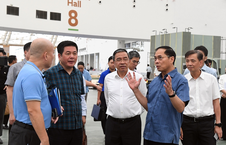 Đẩy nhanh tiến độ thi công các gian hàng Hội chợ Mùa thu- Ảnh 5.