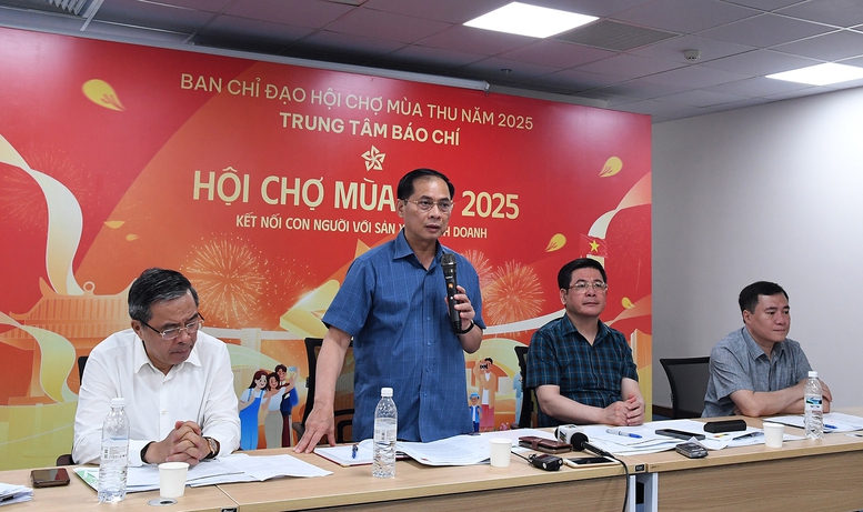 Đẩy nhanh tiến độ thi công các gian hàng Hội chợ Mùa thu- Ảnh 2.
