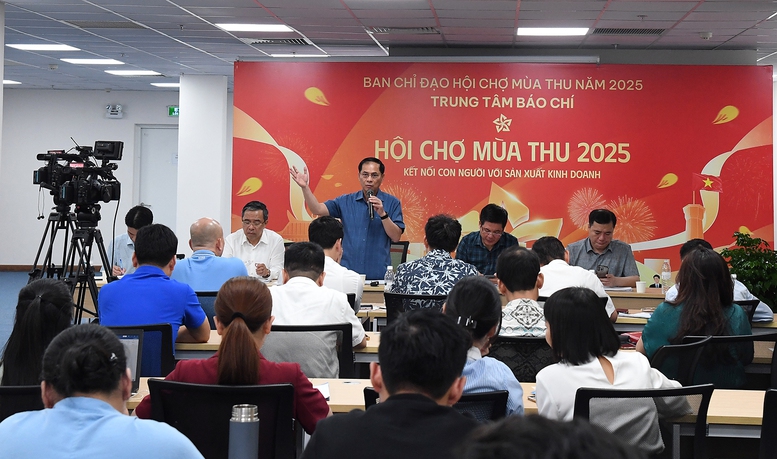 Đẩy nhanh tiến độ thi công các gian hàng Hội chợ Mùa thu- Ảnh 1.