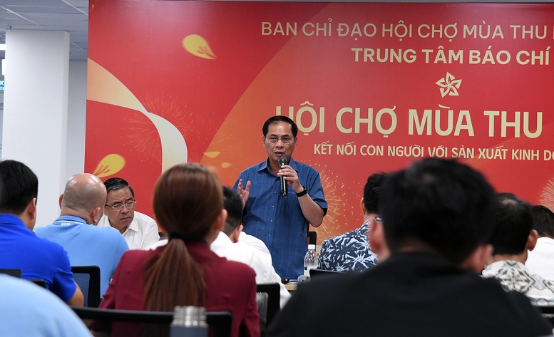 Đẩy nhanh tiến độ thi công các gian hàng Hội chợ Mùa thu- Ảnh 3.