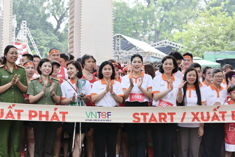 Phụ nữ chạy hưởng ứng vì môi trường không khói thuốc, lan tỏa thông điệp sống xanh- Ảnh 1.
