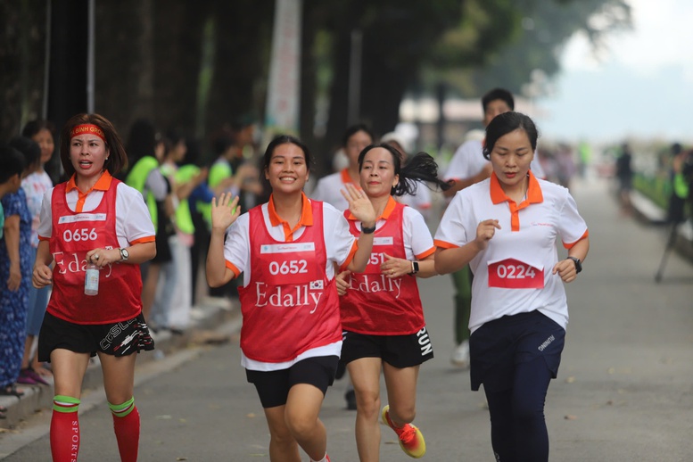 Phụ nữ chạy hưởng ứng vì môi trường không khói thuốc, lan tỏa thông điệp sống xanh- Ảnh 2.
