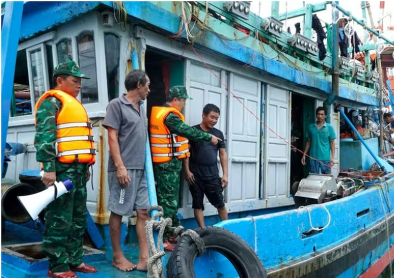Gia Lai kêu gọi gần 1.900 tàu cá vào bờ tránh trú bão số 12- Ảnh 1.