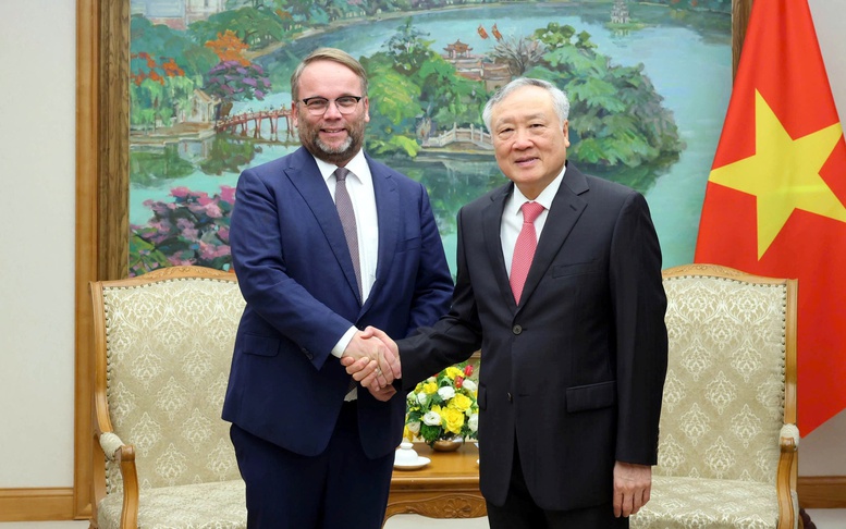 Phó Thủ tướng Thường trực Nguyễn Hòa Bình tiếp Bộ trưởng Bộ Khoa học-Nghiên cứu và Nghệ thuật-Văn hóa Bang Hessen (Đức)