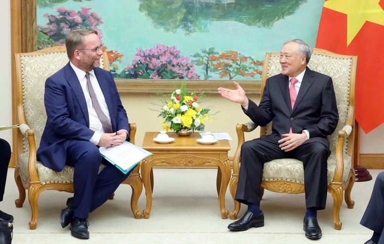 Phó Thủ tướng Thường trực Nguyễn Hòa Bình tiếp Bộ trưởng Bộ Khoa học-Nghiên cứu và Nghệ thuật-Văn hóa Bang Hessen (Đức)- Ảnh 2.