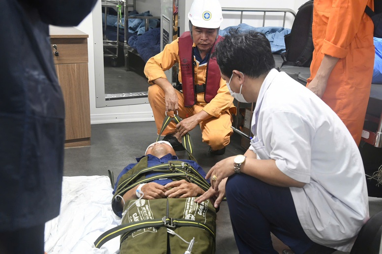 Xuyên đêm, chạy đua với ảnh hưởng của bão số 12, cứu sống ngư dân gặp nạn- Ảnh 1.