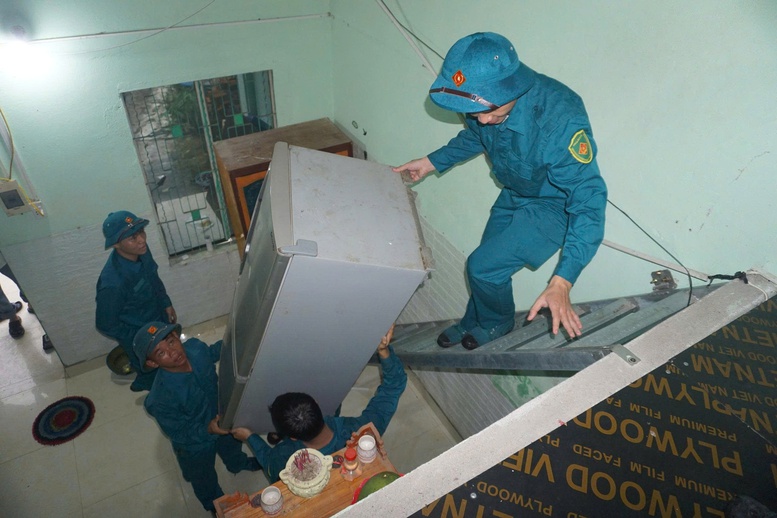 Đà Nẵng: Lực lượng vũ trang tích cực hỗ trợ người dân ứng phó bão số 12- Ảnh 2.