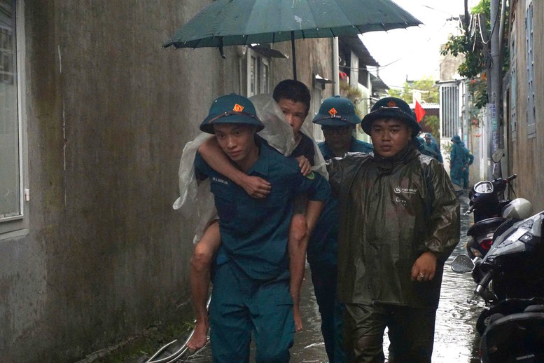 Đà Nẵng: Lực lượng vũ trang tích cực hỗ trợ người dân ứng phó bão số 12- Ảnh 3.