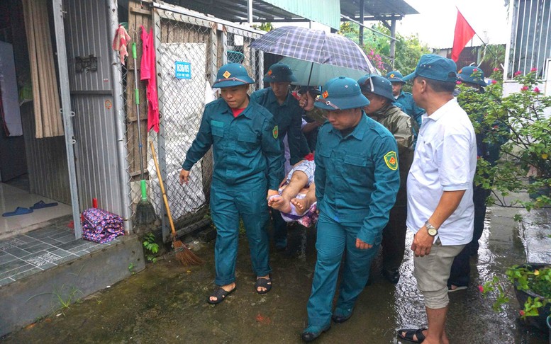 Đà Nẵng: Lực lượng vũ trang tích cực hỗ trợ người dân ứng phó bão số 12