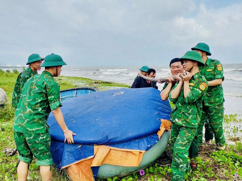 Đà Nẵng: Lực lượng vũ trang tích cực hỗ trợ người dân ứng phó bão số 12- Ảnh 4.