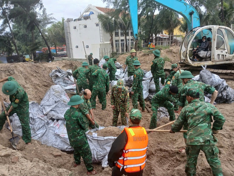 Đà Nẵng khẩn trương ứng cứu bờ biển An Bàng bị sạt lở nghiêm trọng- Ảnh 2.