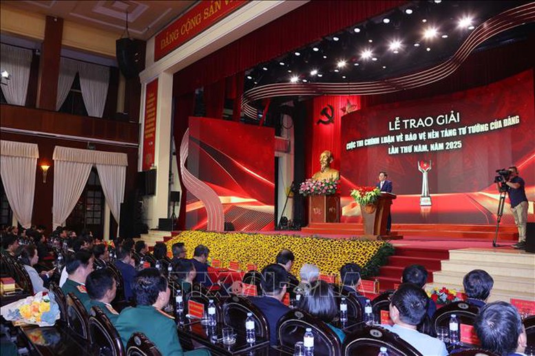 Chủ tịch nước dự Lễ trao giải Cuộc thi Chính luận về Bảo vệ nền tảng tư tưởng của Đảng lần thứ Năm- Ảnh 4.