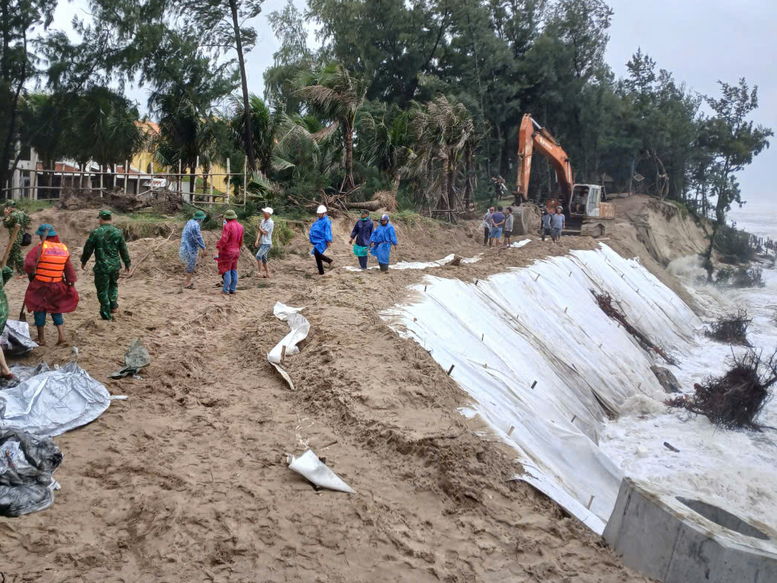 Đà Nẵng khẩn trương ứng cứu bờ biển An Bàng bị sạt lở nghiêm trọng- Ảnh 1.