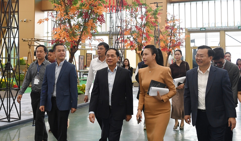 Phó Thủ tướng Bùi Thanh Sơn kiểm tra tiến độ chuẩn bị cho Lễ khai mạc Hội chợ Mùa Thu 2025- Ảnh 1. Phó Thủ tướng Bùi Thanh Sơn kiểm tra tiến độ chuẩn bị cho Lễ khai mạc Hội chợ Mùa Thu 2025- Ảnh 1.