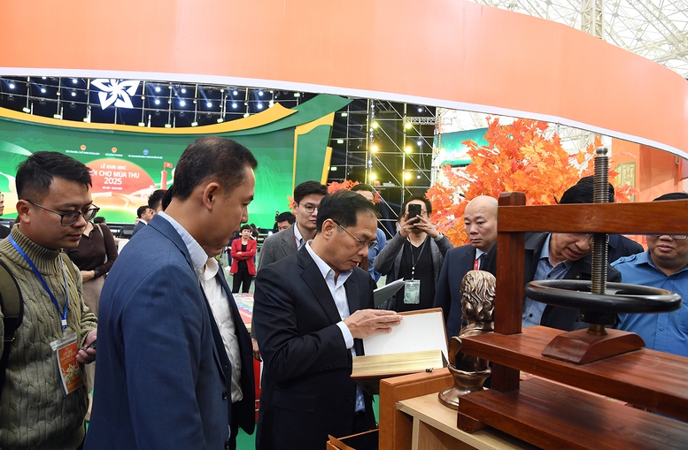 Phó Thủ tướng Bùi Thanh Sơn kiểm tra tiến độ chuẩn bị cho Lễ khai mạc Hội chợ Mùa Thu 2025- Ảnh 13. Phó Thủ tướng Bùi Thanh Sơn kiểm tra tiến độ chuẩn bị cho Lễ khai mạc Hội chợ Mùa Thu 2025- Ảnh 13.