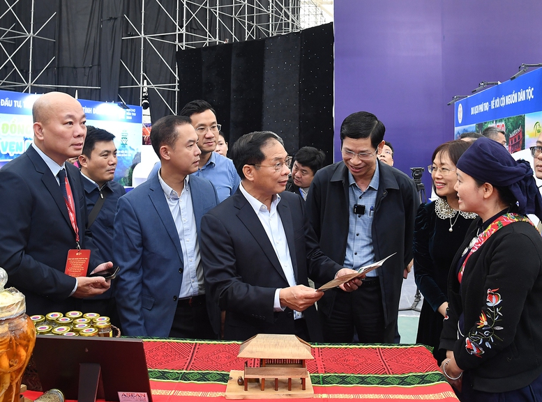 Phó Thủ tướng Bùi Thanh Sơn kiểm tra tiến độ chuẩn bị cho Lễ khai mạc Hội chợ Mùa Thu 2025- Ảnh 3. Phó Thủ tướng Bùi Thanh Sơn kiểm tra tiến độ chuẩn bị cho Lễ khai mạc Hội chợ Mùa Thu 2025- Ảnh 3.