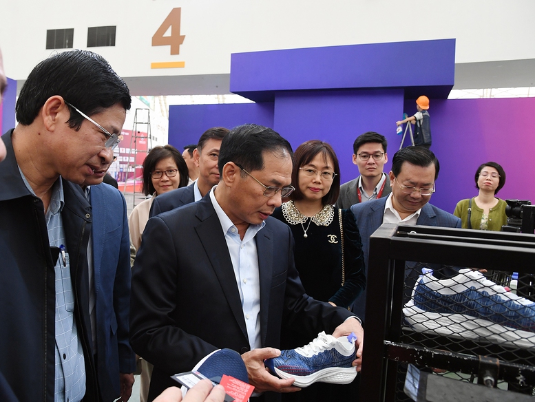 Phó Thủ tướng Bùi Thanh Sơn kiểm tra tiến độ chuẩn bị cho Lễ khai mạc Hội chợ Mùa Thu 2025- Ảnh 12. Phó Thủ tướng Bùi Thanh Sơn kiểm tra tiến độ chuẩn bị cho Lễ khai mạc Hội chợ Mùa Thu 2025- Ảnh 12.