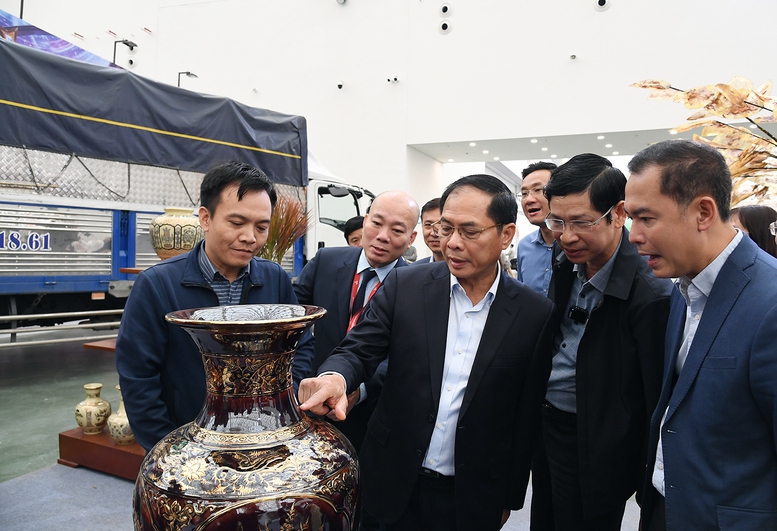 Phó Thủ tướng Bùi Thanh Sơn kiểm tra tiến độ chuẩn bị cho Lễ khai mạc Hội chợ Mùa Thu 2025- Ảnh 11. Phó Thủ tướng Bùi Thanh Sơn kiểm tra tiến độ chuẩn bị cho Lễ khai mạc Hội chợ Mùa Thu 2025- Ảnh 11.