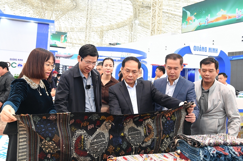 Phó Thủ tướng Bùi Thanh Sơn kiểm tra tiến độ chuẩn bị cho Lễ khai mạc Hội chợ Mùa Thu 2025- Ảnh 6. Phó Thủ tướng Bùi Thanh Sơn kiểm tra tiến độ chuẩn bị cho Lễ khai mạc Hội chợ Mùa Thu 2025- Ảnh 6.