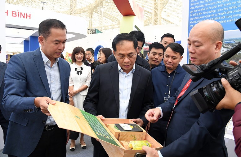 Phó Thủ tướng Bùi Thanh Sơn kiểm tra tiến độ chuẩn bị cho Lễ khai mạc Hội chợ Mùa Thu 2025- Ảnh 10. Phó Thủ tướng Bùi Thanh Sơn kiểm tra tiến độ chuẩn bị cho Lễ khai mạc Hội chợ Mùa Thu 2025- Ảnh 10.
