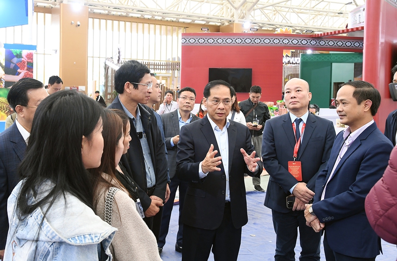 Phó Thủ tướng Bùi Thanh Sơn kiểm tra tiến độ chuẩn bị cho Lễ khai mạc Hội chợ Mùa Thu 2025- Ảnh 2. Phó Thủ tướng Bùi Thanh Sơn kiểm tra tiến độ chuẩn bị cho Lễ khai mạc Hội chợ Mùa Thu 2025- Ảnh 2.